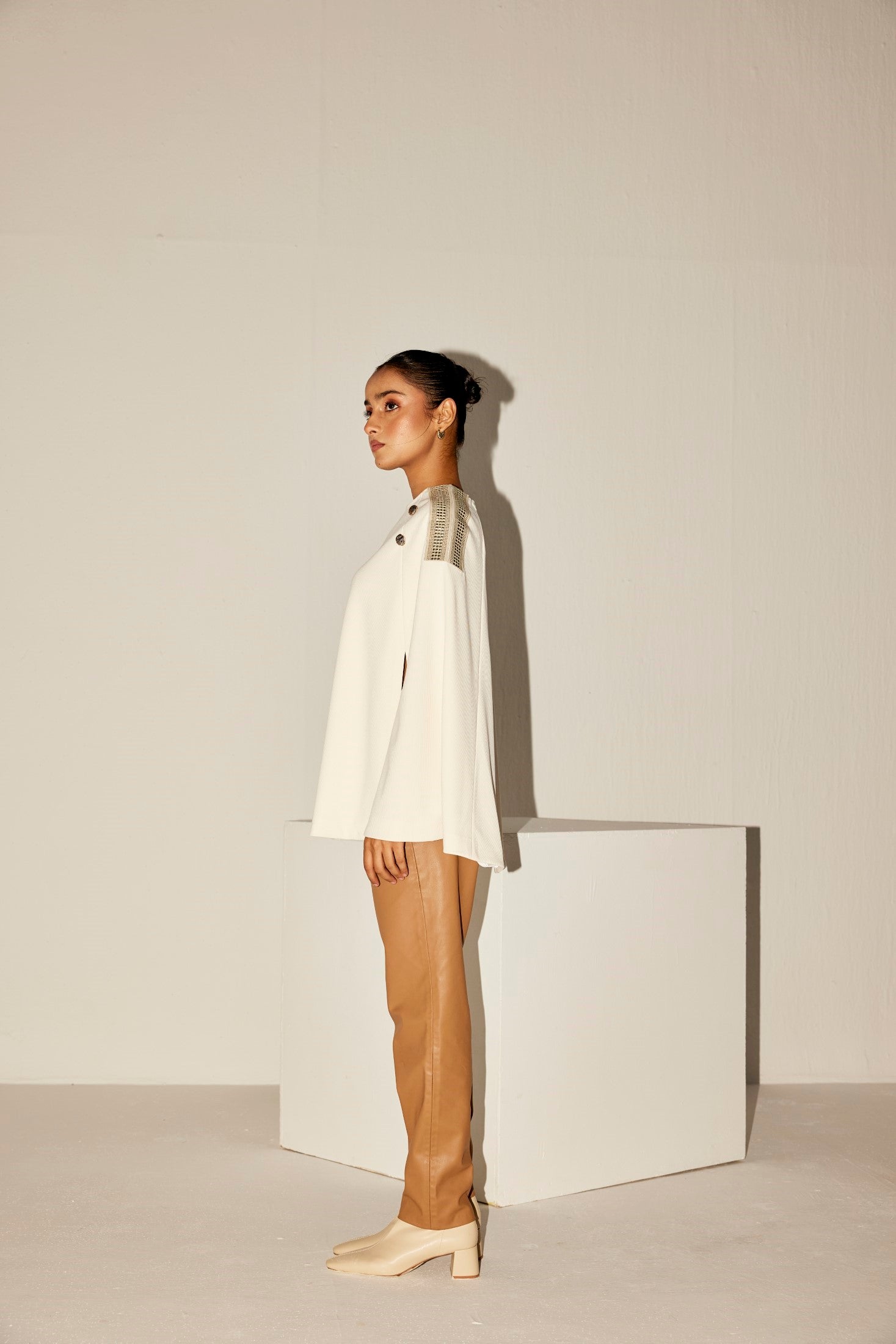 THE WHITE ROSEWOOD CAPE