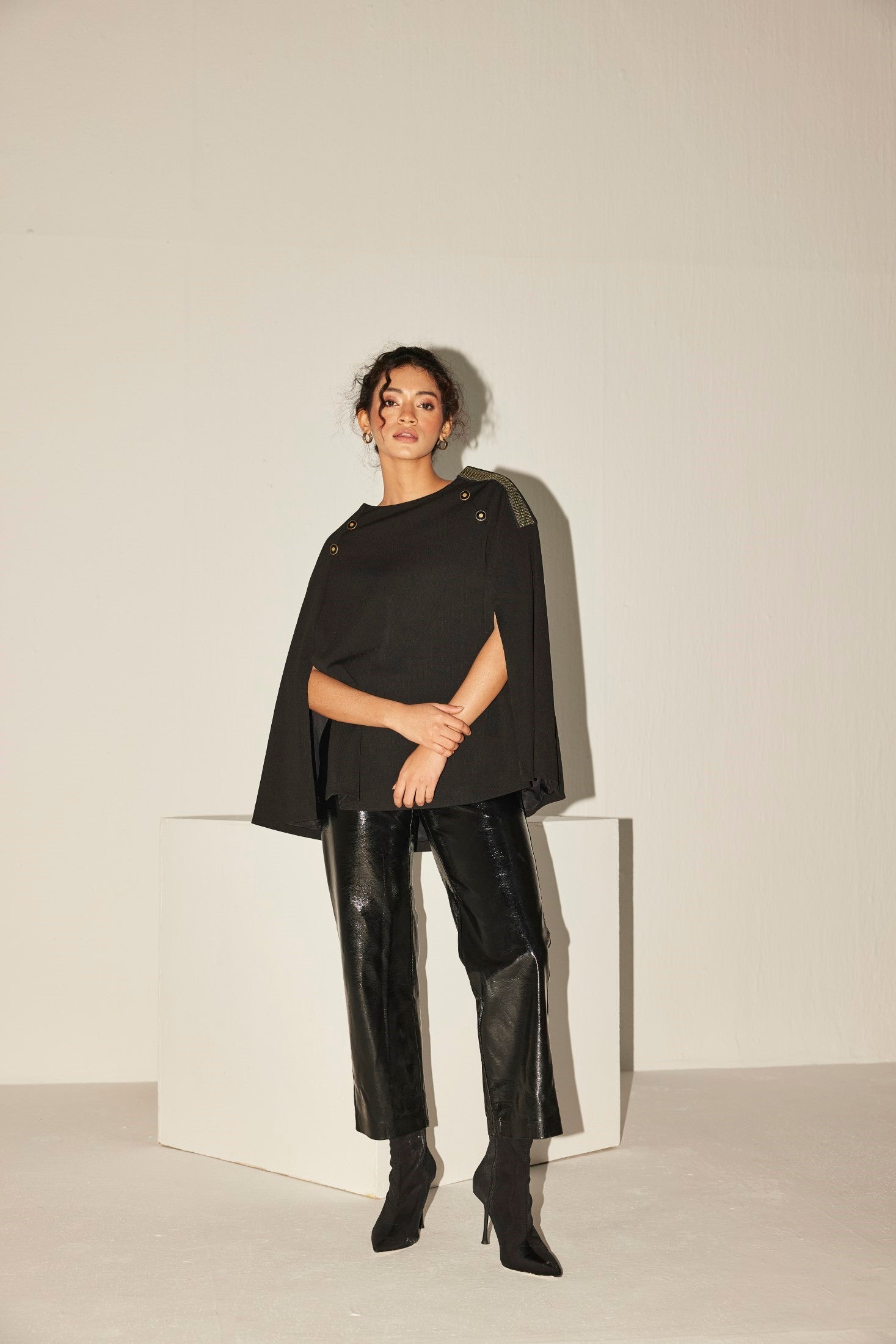 THE BLACK ROSEWOOD CAPE