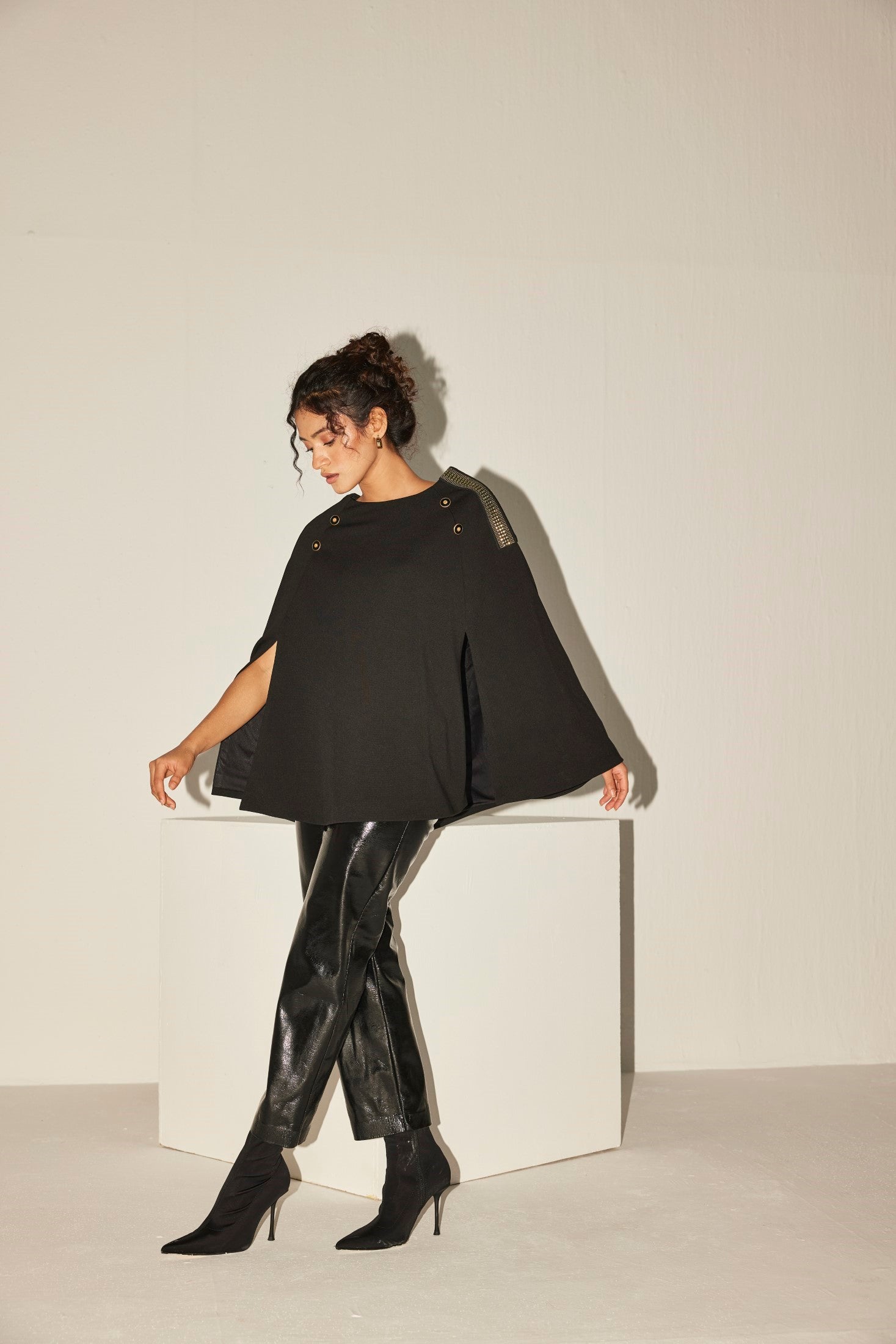 THE BLACK ROSEWOOD CAPE