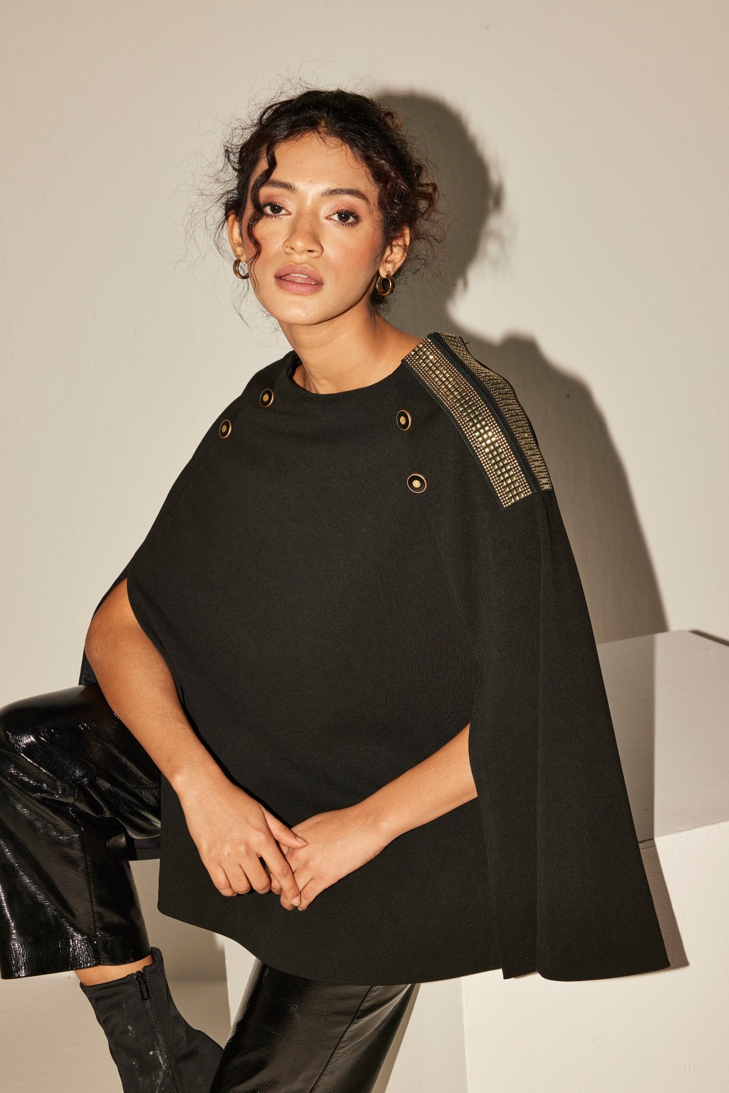 THE BLACK ROSEWOOD CAPE